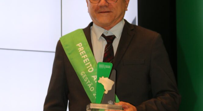 Milton Barbosa recebe Prêmio Prefeito Amigo da Criança promovido pela Fundação Abrinq